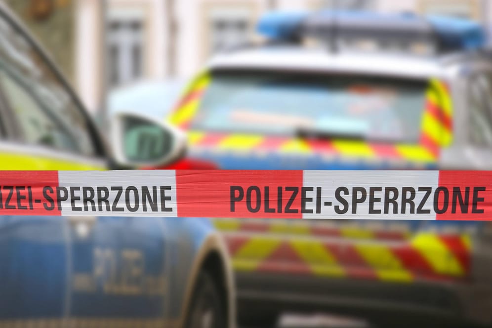 Polizeiabsperrung (Symbolbild): In Fischbach in Nürnberg soll es zu einem Gewaltverbrechen gekommen sein.