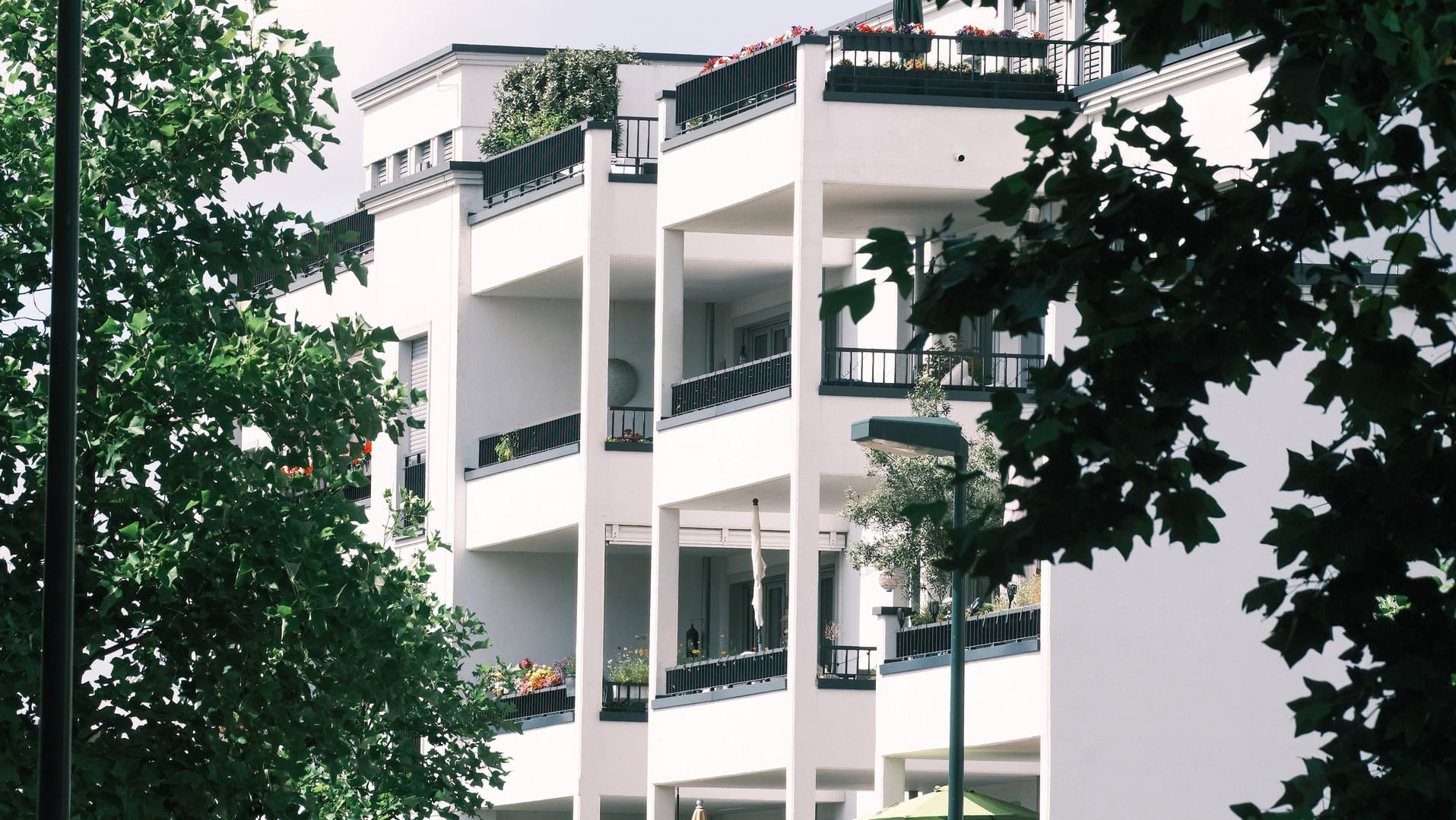 Ein Mietshaus in Düsseldorf (Symbolbild): Mieter und Vermieter können sich ab dem 1. Juli Auskunft über den Mietpreis geben lassen.