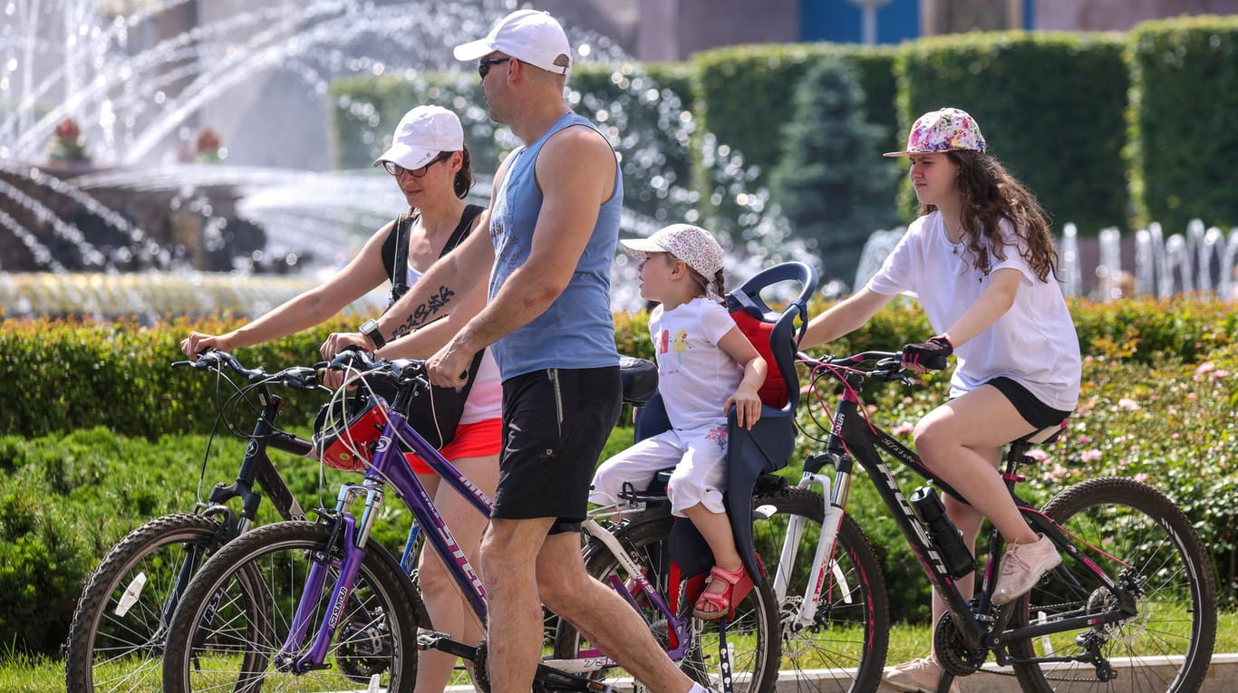 Eine Familie auf Fahrrädern (Symbolbild): Familien und Empfänger von Sozialleistungen sollen mit Einmalzahlungen im Juli entlastet werden.