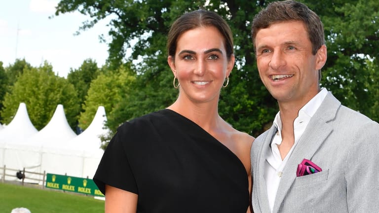 Lisa und Thomas Müller besuchten gemeinsam die Eröffnung des Pferdesport-Turniers CHIO.