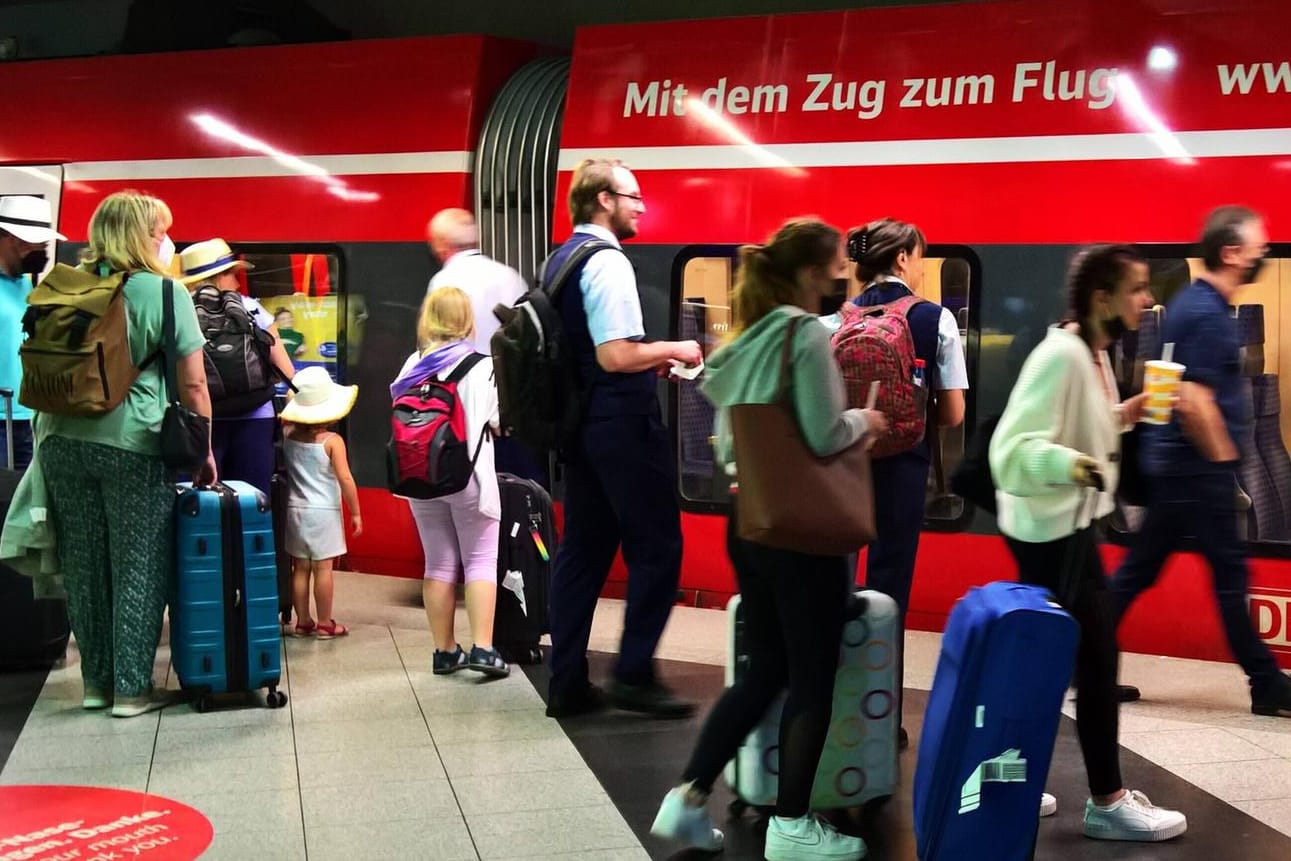 Anreise zum Flughafen (Symbolbild): Die Deutsche Bahn schließt sich nun mit einer Vielzahl an Airlines in einem Bündnis zusammen. Anreise zum Flughafen (Symbolbild): Die Deutsche Bahn schließt sich nun mit einer Vielzahl an Airlines in einem Bündnis zusammen.
