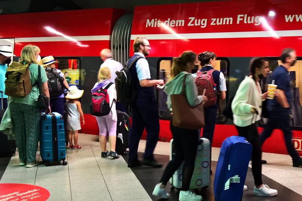 Anreise zum Flughafen (Symbolbild): Die Deutsche Bahn schließt sich nun mit einer Vielzahl an Airlines in einem Bündnis zusammen.