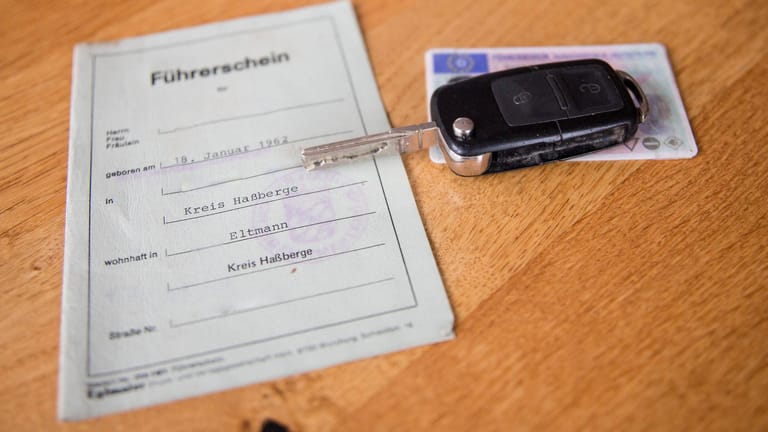Papierführerschein neben EU-Führerschein und Autoschlüssel (Symbolbild): Zwischen 1953 und 1958 Geborene im Besitz eines vor 1999 ausgestellten Führerscheins müssen diesen umtauschen.