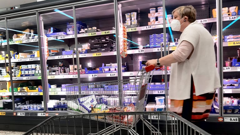 Einkauf in einem Supermarkt (Symbolbild): Inflationsbedingt müssen sich viele Deutsche beim Einkaufen einschränken.
