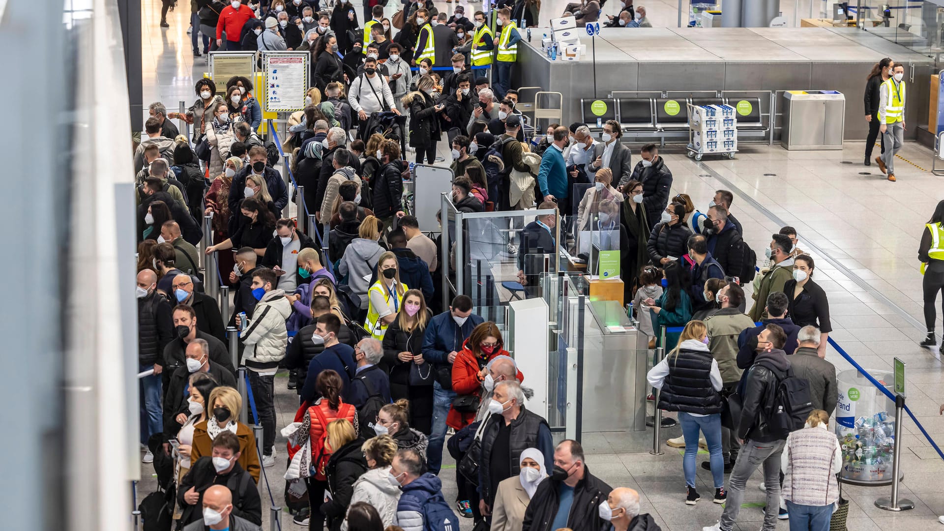 Voller Flughafen in Stuttgart: Viele Flüge im Sommer wurden gestrichen.