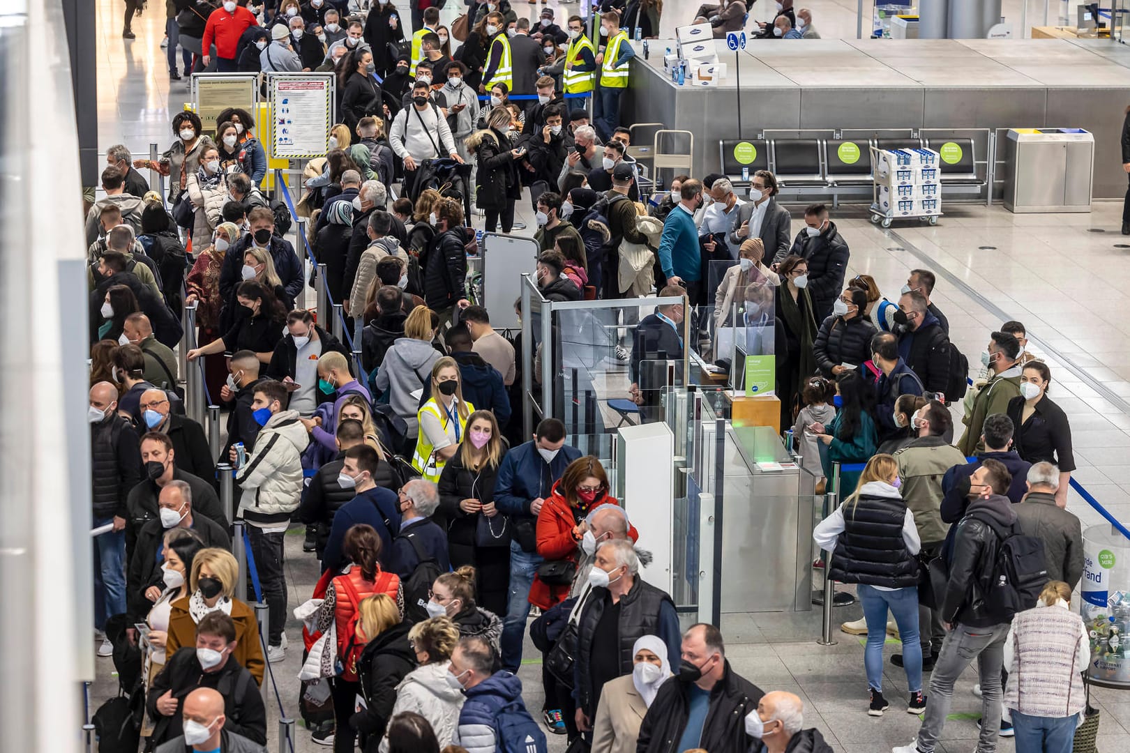 Voller Flughafen in Stuttgart: Viele Flüge im Sommer wurden gestrichen.