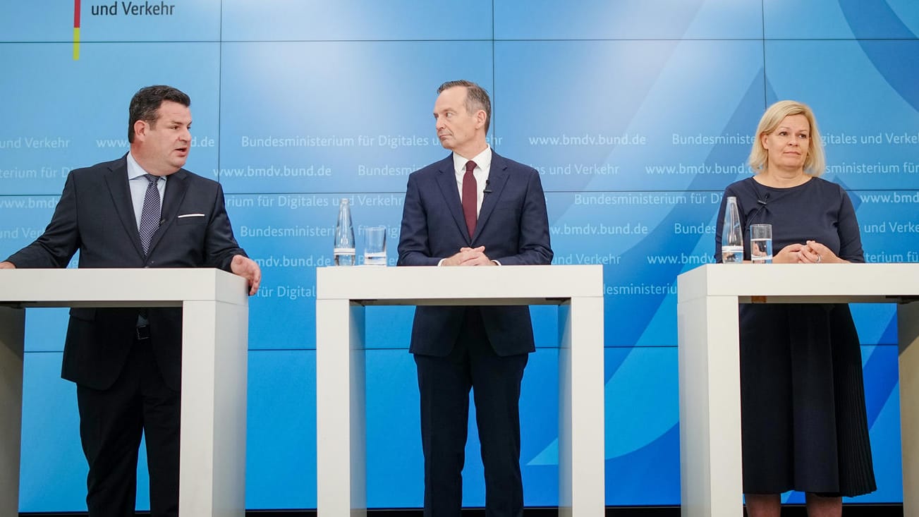 Hubertus Heil (l), Volker Wissing (m) und Nancy Faeser (r): Die Bundesregierung plant Maßnahmen gegen das Reise-Chaos.