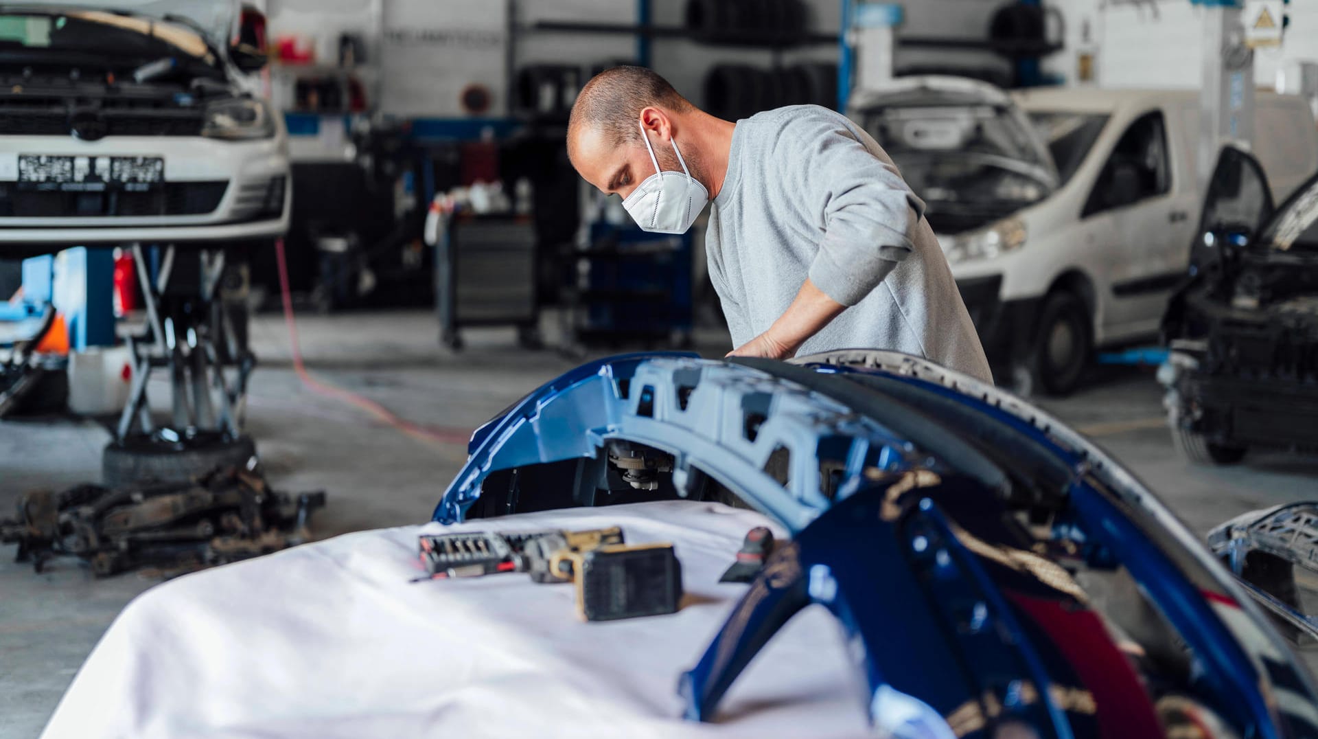 Automechaniker (Symbolbild): Lieferprobleme sind besonders in der Elektroindustrie und im Automobilsektor groß.