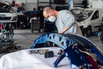 Automechaniker (Symbolbild): Lieferprobleme sind besonders in der Elektroindustrie und im Automobilsektor groß.