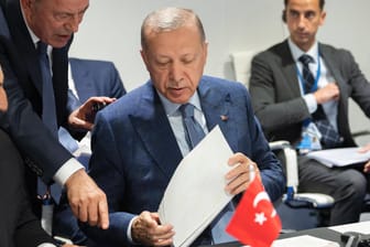 Erdoğan und seine Frau Emine kommen in Madrid an: Für seine Zustimmung zum Nato-Beitritt Finnlands und Schwedens kassiert der türkische Präsident viele Zugeständnisse.