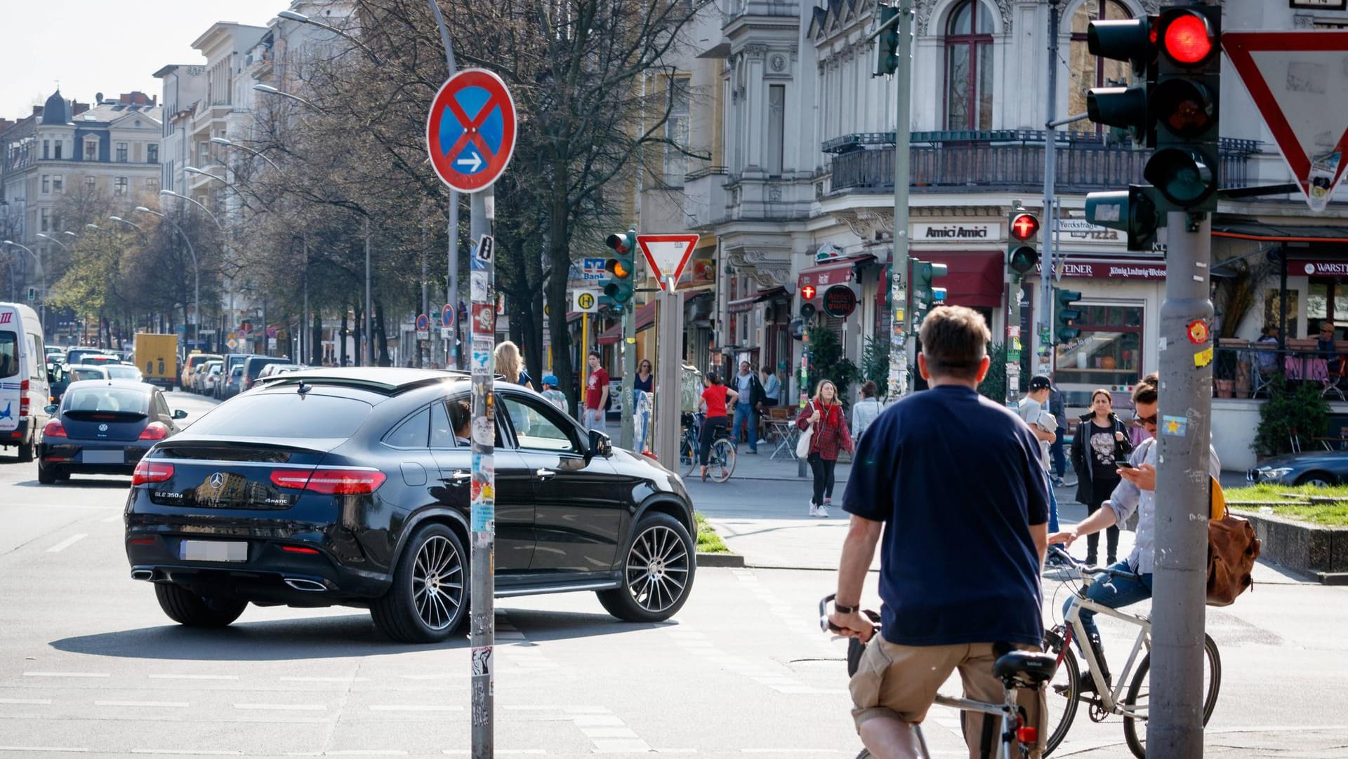 Riskant: Aufgrund der Form und des höheren Kühlergrills stellt ein SUV laut einem Gerichtsurteil ein größeres Risiko für Fußgänger und Radfahrer dar (Symbolbild).