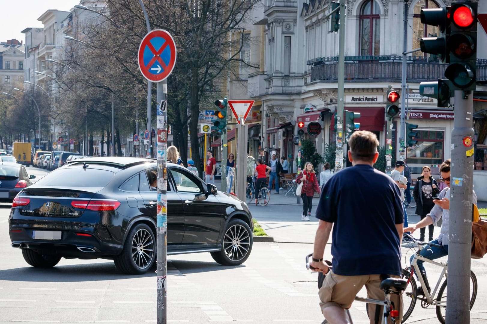 Riskant: Aufgrund der Form und des höheren Kühlergrills stellt ein SUV laut einem Gerichtsurteil ein größeres Risiko für Fußgänger und Radfahrer dar (Symbolbild).