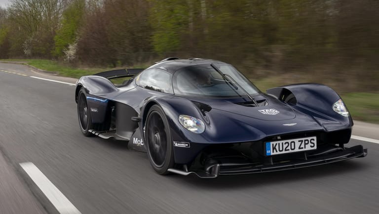 Aston Martin Valkyrie: Der extreme Sportwagen darf sogar auf der Straße fahren – im Gegensatz zum Red Bull RB17.