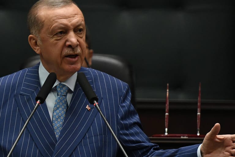 Die Türkei fordert von Finnland und Schweden die Auslieferung von 33 Verdächtigen.