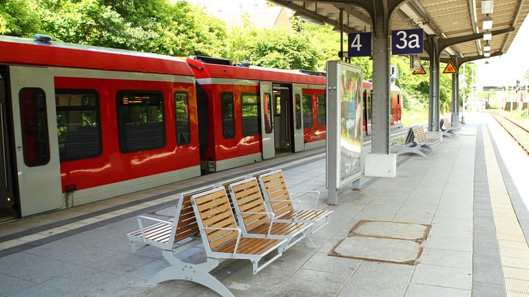Ein S-Bahnhof in Schleswig-Holstein (Symbolbild): Derzeit wird über ein Nachfolgemodell für das Neun-Euro-Ticket diskutiert.