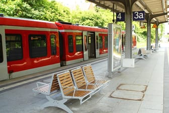 Ein S-Bahnhof in Schleswig-Holstein (Symbolbild): Derzeit wird über ein Nachfolgemodell für das Neun-Euro-Ticket diskutiert.