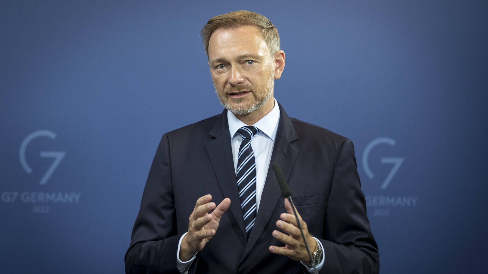 Finanzminister Christian Lindner (FDP): Dank des Sondervermögens könnte die Bundesregierung die Schuldengrenze 2023 knapp einhalten. Finanzminister Christian Lindner (FDP): Dank des Sondervermögens könnte die Bundesregierung die Schuldengrenze 2023 knapp einhalten.