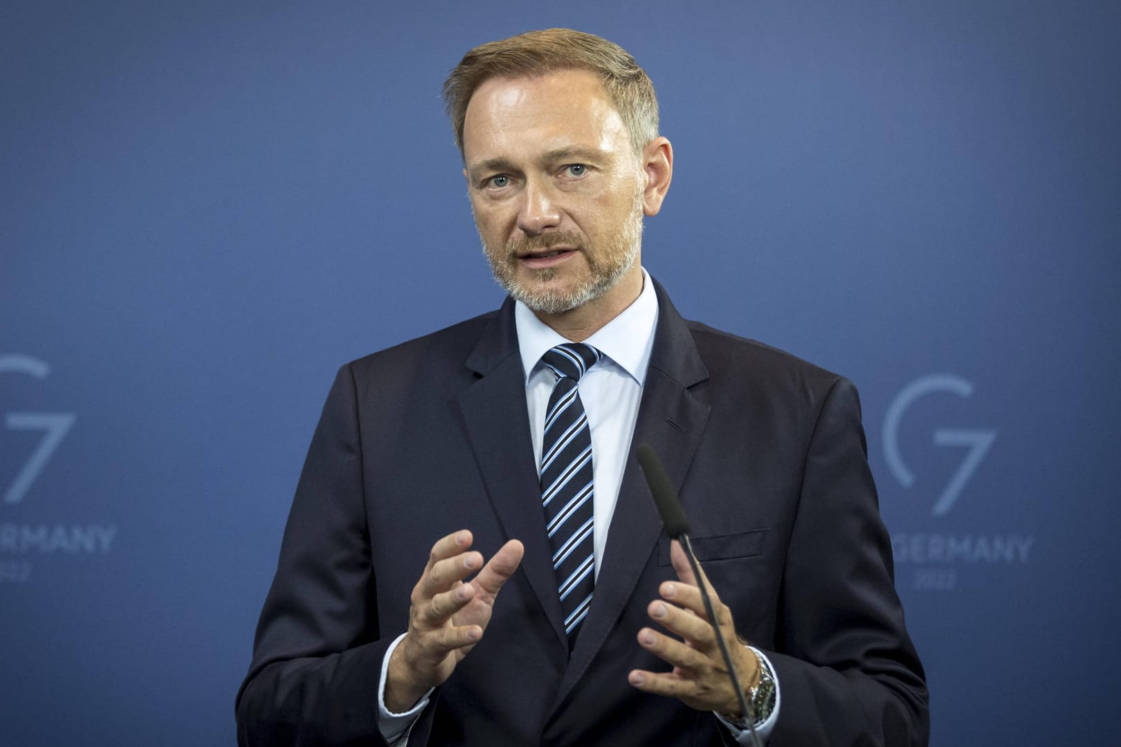 Finanzminister Christian Lindner (FDP): Dank des Sondervermögens könnte die Bundesregierung die Schuldengrenze 2023 knapp einhalten. Finanzminister Christian Lindner (FDP): Dank des Sondervermögens könnte die Bundesregierung die Schuldengrenze 2023 knapp einhalten.