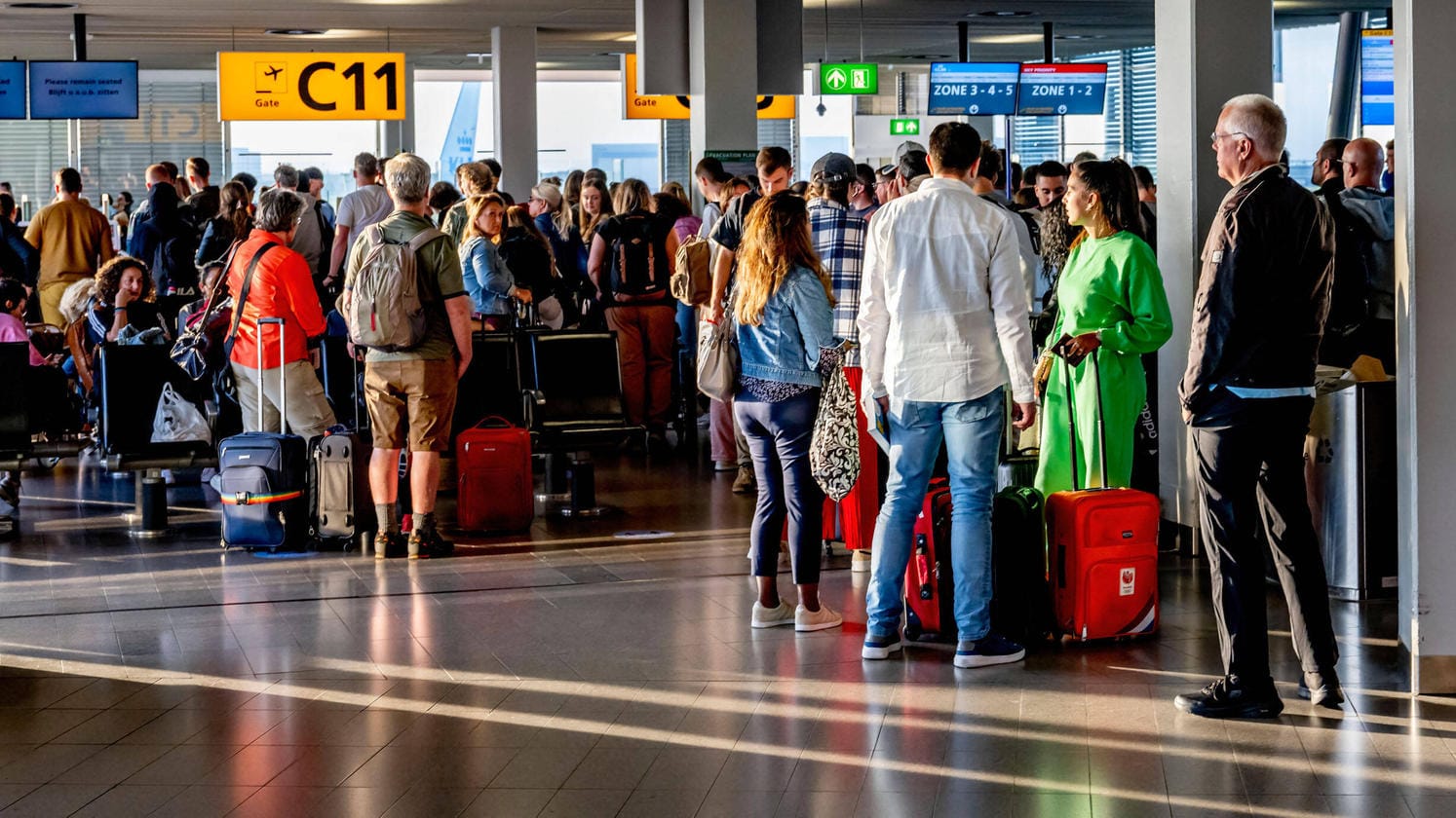 Flughafen: Besonders in der Ferienzeit droht Chaos an den Airports.