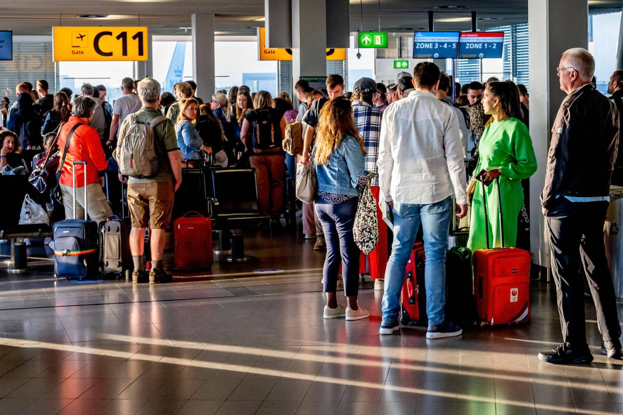 Flughafen: Besonders in der Ferienzeit droht Chaos an den Airports.