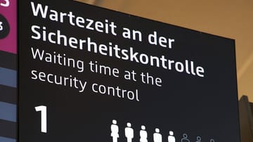 Flughafen: Achten Sie auf Informationstafeln, die die Wartezeit an der Sicherheitskontrolle anzeigen.