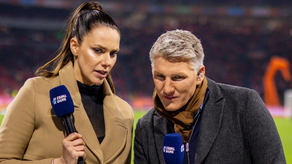 Esther Sedlaczek und Bastian Schweinsteiger (r.): Das Moderatoren-und Expertenduo der ARD bei einem Spiel der Nationalmannschaft im März.