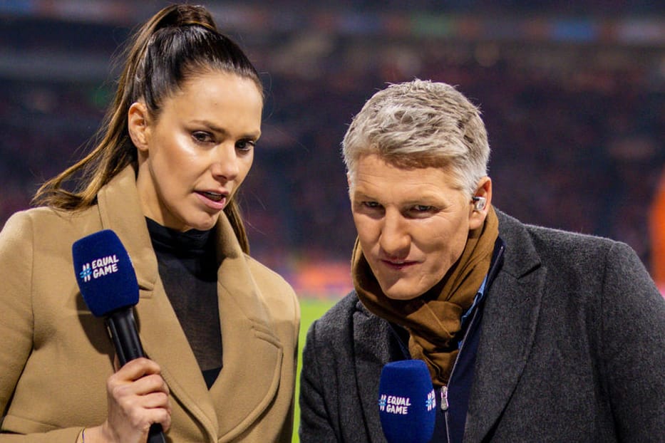 Esther Sedlaczek und Bastian Schweinsteiger (r.): Das Moderatoren-und Expertenduo der ARD bei einem Spiel der Nationalmannschaft im März.