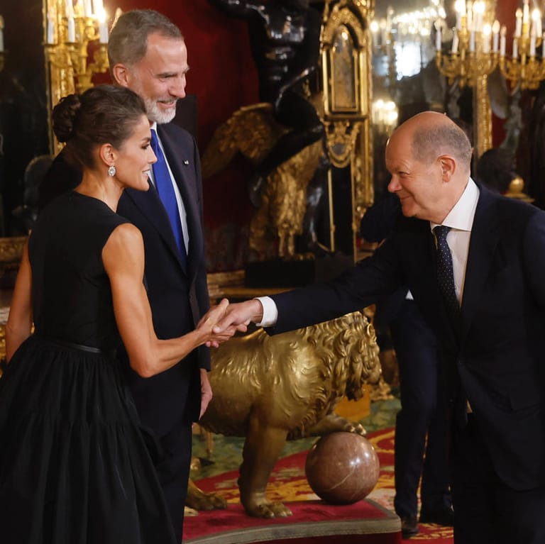 Königin Letizia und König Felipe mit Olaf Scholz: Das Königspaar lud den Bundeskanzler und weitere Regierungschefs und -chefinnen zum Galadinner.