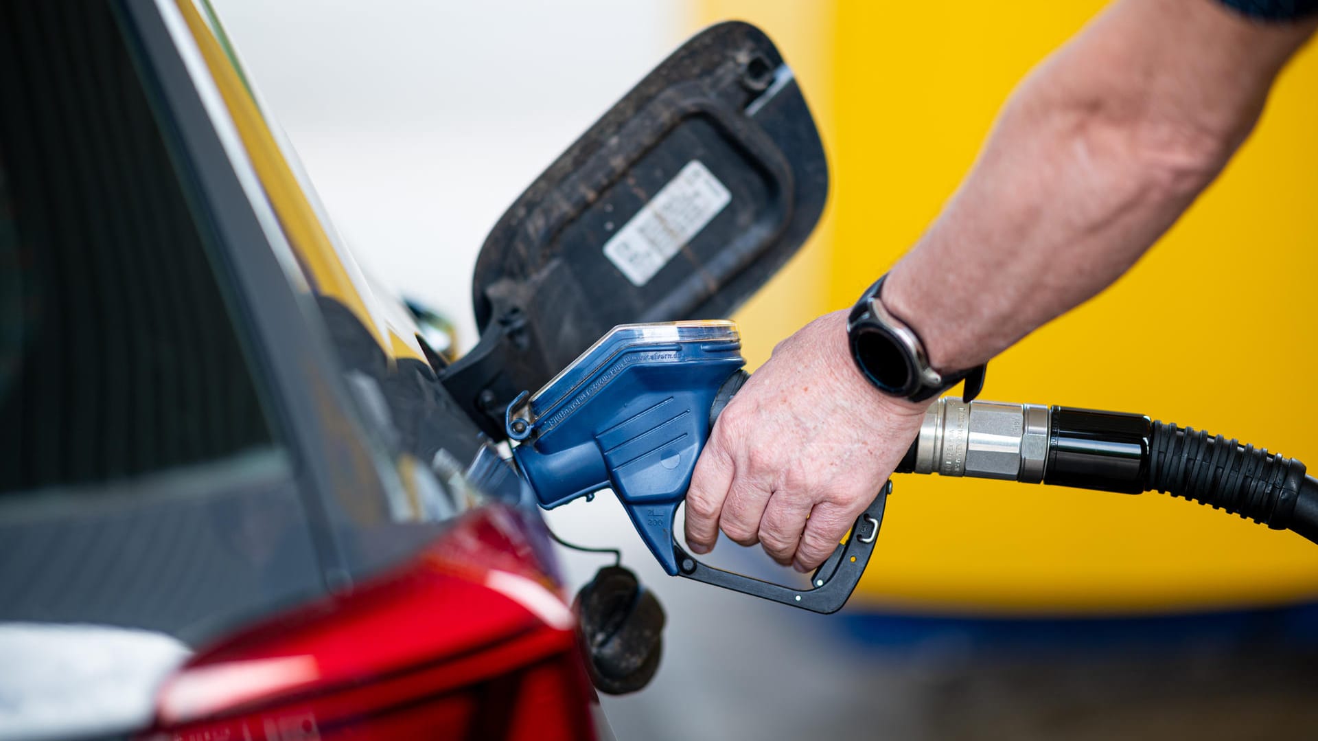 Ein Mann betankt an einer Tankstelle sein Auto: Der Tankrabatt drückt die Preise im Juni ein wenig.