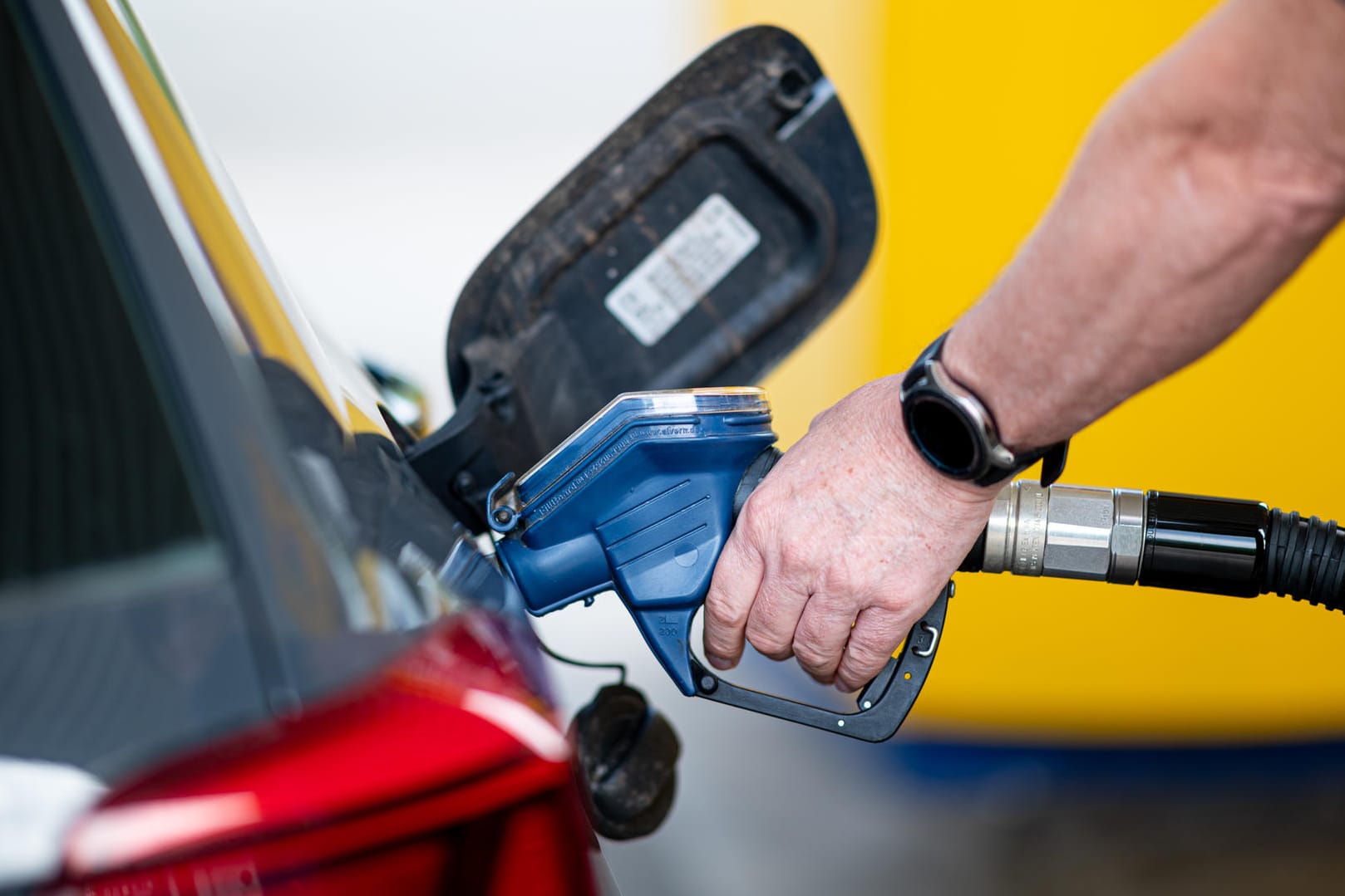 Ein Mann betankt an einer Tankstelle sein Auto: Der Tankrabatt drückt die Preise im Juni ein wenig. Ein Mann betankt an einer Tankstelle sein Auto: Der Tankrabatt drückt die Preise im Juni ein wenig.