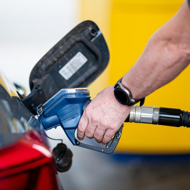 Ein Mann betankt an einer Tankstelle sein Auto: Der Tankrabatt drückt die Preise im Juni ein wenig.