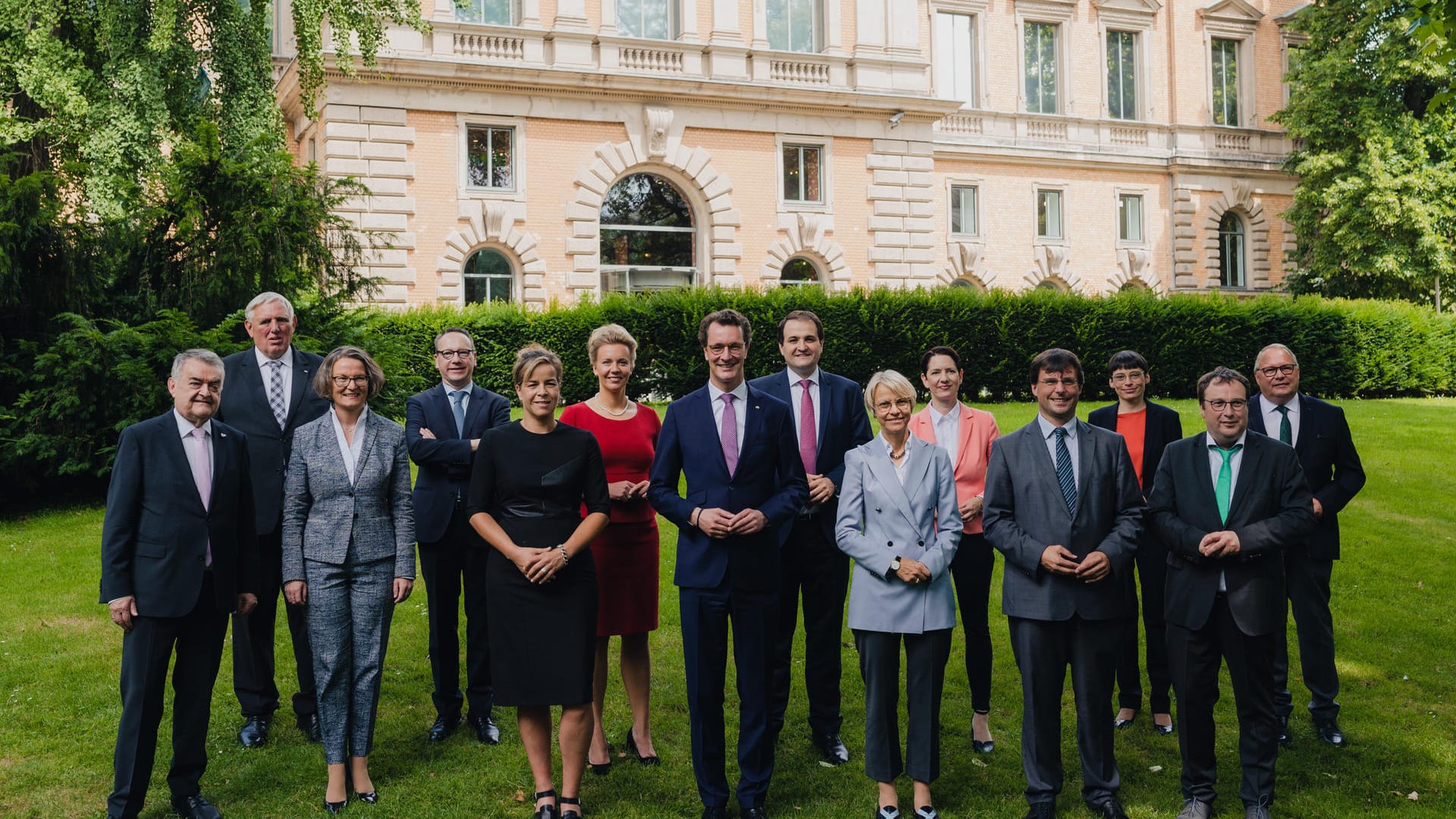 Wüst und sein Kabinett: Am Mittwoch stellte der Ministerpräsident (Mitte) sein Kabinett vor.