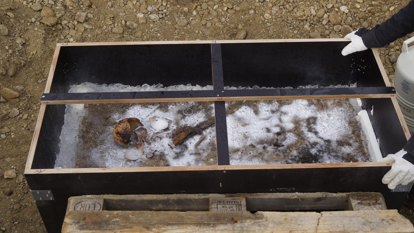 Tiefgefrorenes 1300 Jahre altes Kindergrab wird wieder aufgetaut.