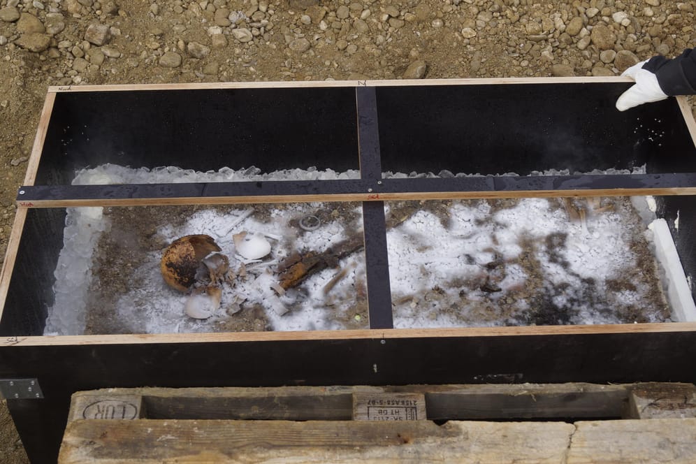 Tiefgefrorenes 1300 Jahre altes Kindergrab wird wieder aufgetaut.
