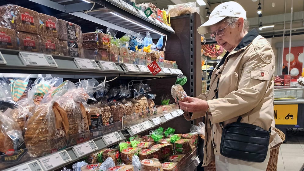 Einkauf in einem Supermarkt: Brot ist seit Jahresbeginn deutlich teurer geworden.