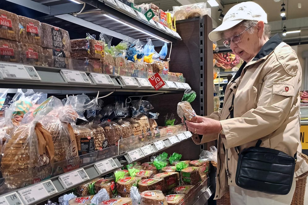 Einkauf in einem Supermarkt: Brot ist seit Jahresbeginn deutlich teurer geworden.