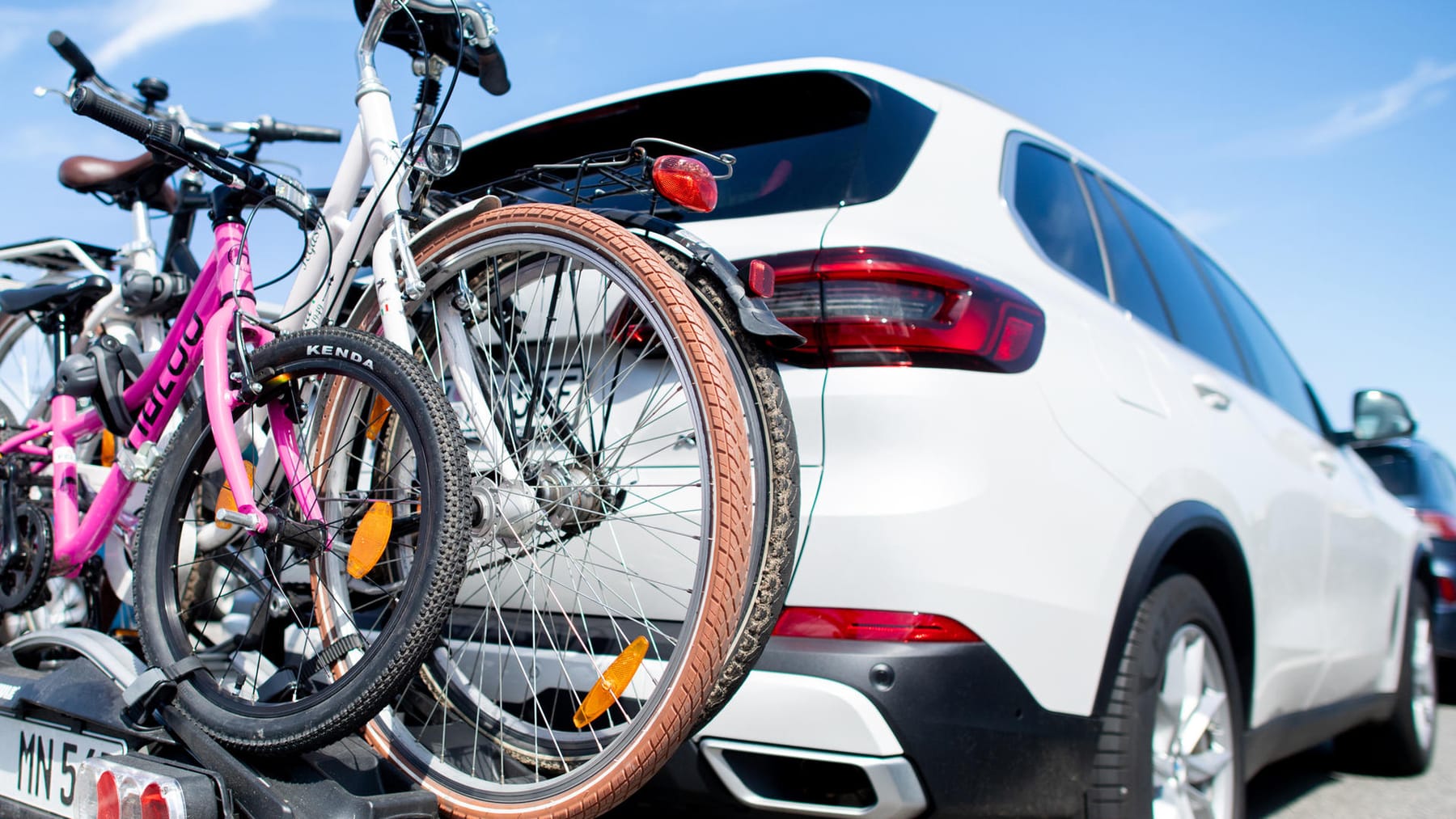 Fahrradträger am Auto: Kennzeichen, Last, Breite, Co. – diese Regeln gelten