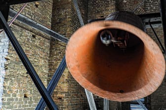 Kirchenglocke in einem Glockenturm (Symbolbild): In Neu-Ulm hörten die Glocken der Erlöserkirche nachts eine Stunde lang nicht auf, zu läuten.