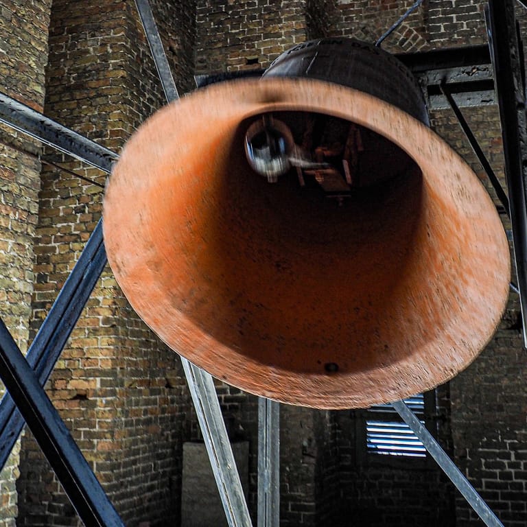 Kirchenglocke in einem Glockenturm (Symbolbild): In Neu-Ulm hörten die Glocken der Erlöserkirche nachts eine Stunde lang nicht auf, zu läuten.