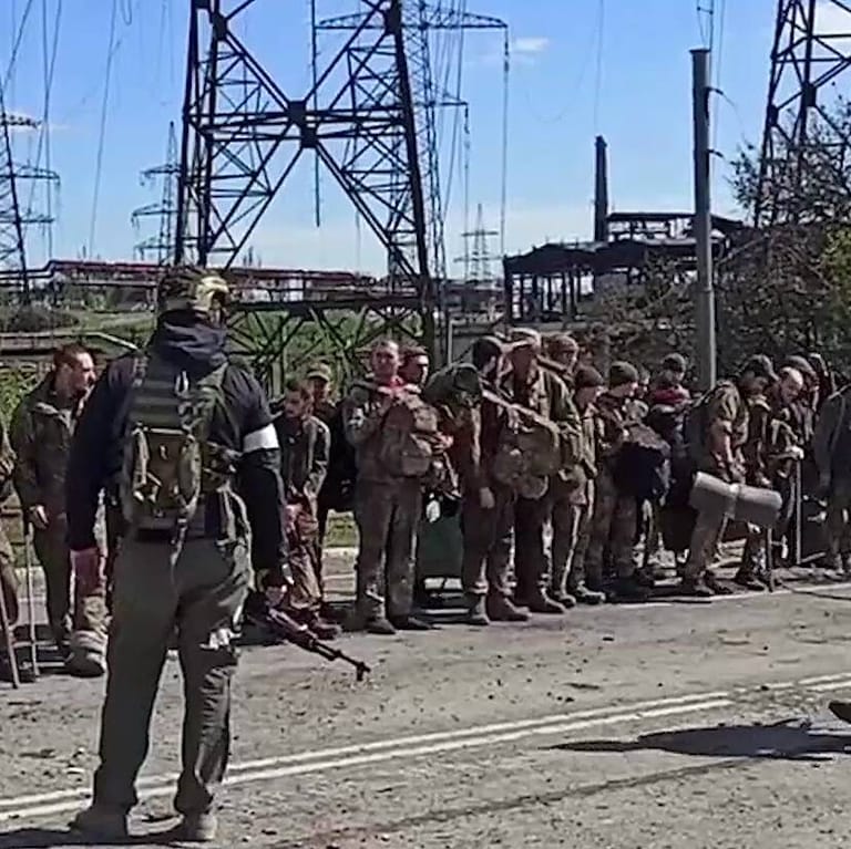 Soldaten aus dem Stahlwerk in Mariupol ergeben sich (Archivbild): Das russische Verteidigungsministerium veröffentlichte ein Video von den ausgemergelten Soldaten.