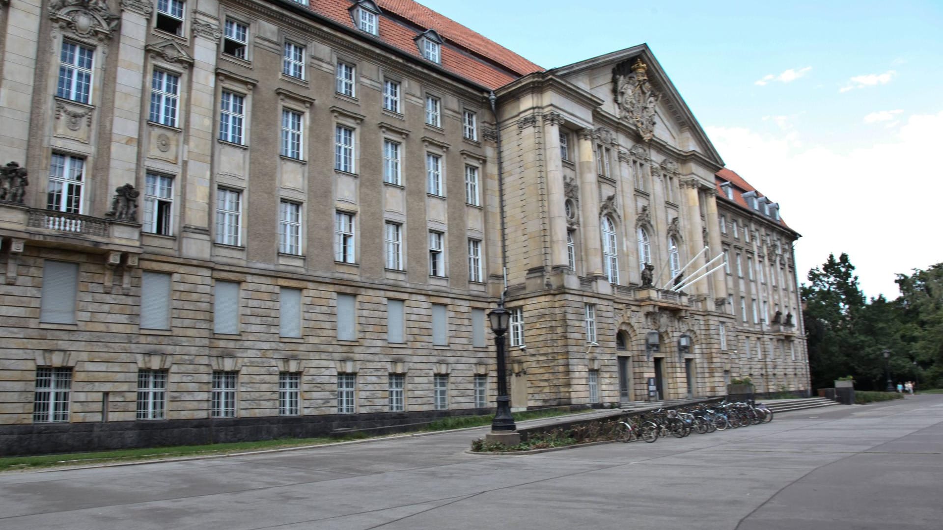 Das Berliner Kammergericht (Archivbild): Raed E. werden Mitgliedschaft in einer terroristischen Vereinigung im Ausland, Verbrechen gegen die Menschlichkeit, Kriegsverbrechen und gefährliche Körperverletzung vorgeworfen. Das Berliner Kammergericht (Archivbild): Raed E. werden Mitgliedschaft in einer terroristischen Vereinigung im Ausland, Verbrechen gegen die Menschlichkeit, Kriegsverbrechen und gefährliche Körperverletzung vorgeworfen.