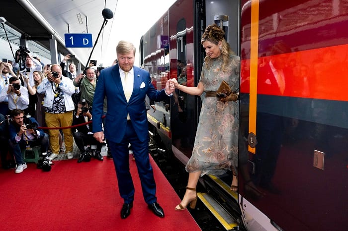 Angekommen in Graz: Willem-Alexander und Máxima steigen aus dem Zug.