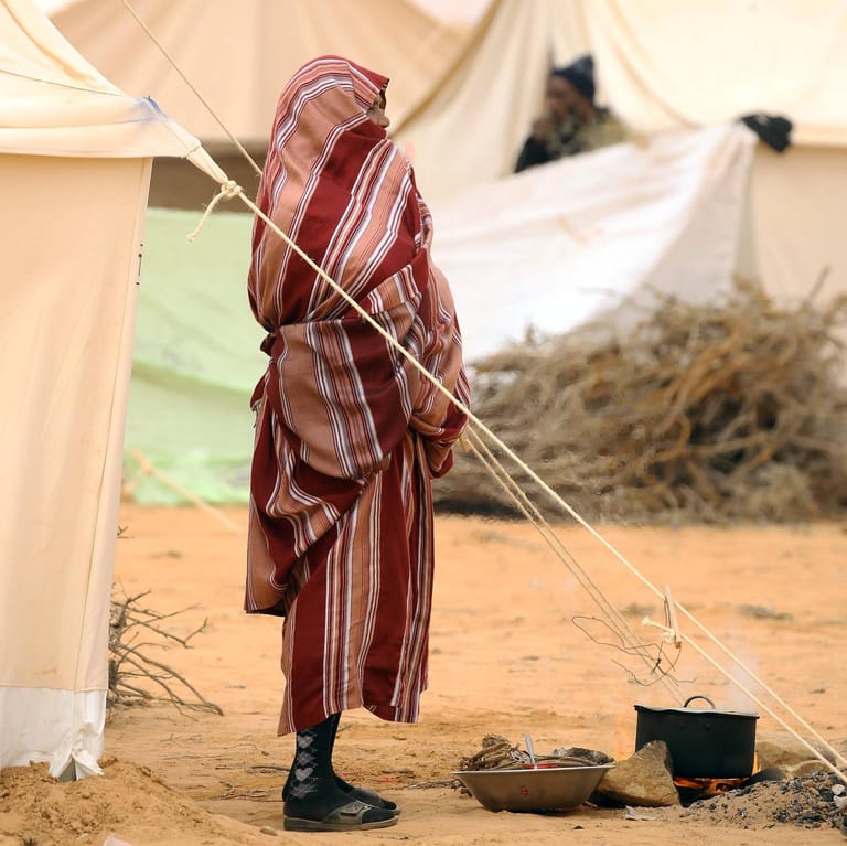 Eine Frau in einem Camp südöstlich von Tripolis (Archivbild): Ermittler der UNO haben einen erschreckenden Bericht über die Lage in libyschen Migrationslagern veröffentlicht.