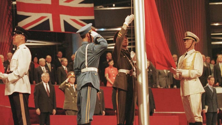 Am 1. Juli 1997 hissten Soldaten die chinesische Flagge über dem Hongkonger Convention Centre.