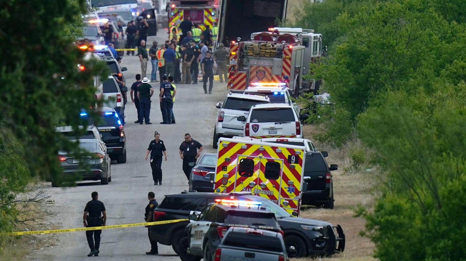 Der Tatort in Texas: Dutzende Menschen wurden in einem Sattelauflieger in einem abgelegenen Gebiet im Südwesten von San Antonio tot aufgefunden. Der Tatort in Texas: Dutzende Menschen wurden in einem Sattelauflieger in einem abgelegenen Gebiet im Südwesten von San Antonio tot aufgefunden.