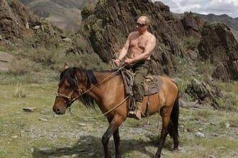 Wladimir Putin beim Reiten in Russland (Archivbild): Das Foto lieferte den Grund für witzige Bemerkungen beim G7-Gipfel.