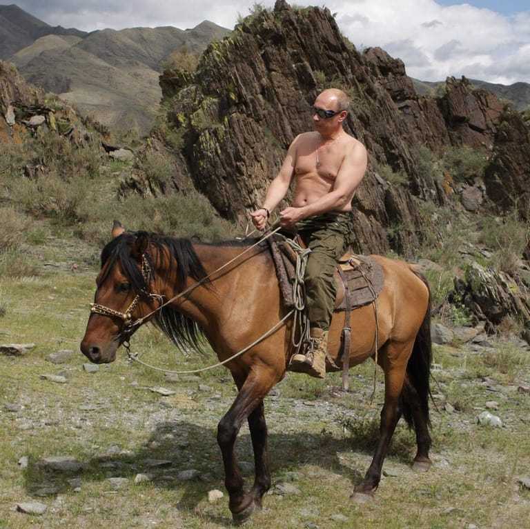 Wladimir Putin beim Reiten in Russland (Archivbild): Das Foto lieferte den Grund für witzige Bemerkungen beim G7-Gipfel.