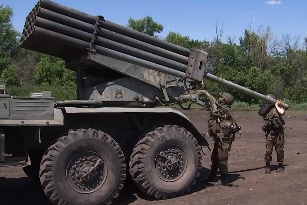 Russische Soldaten laden einen Raketenwerfer (Archivbild): Im Donbass tobt eine Artillerieschlacht.