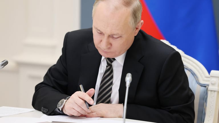 Wladimir Putin unterschreibt Dokumente (Archivbild): Der Präsident macht keine Angaben über ein Kriegsende.