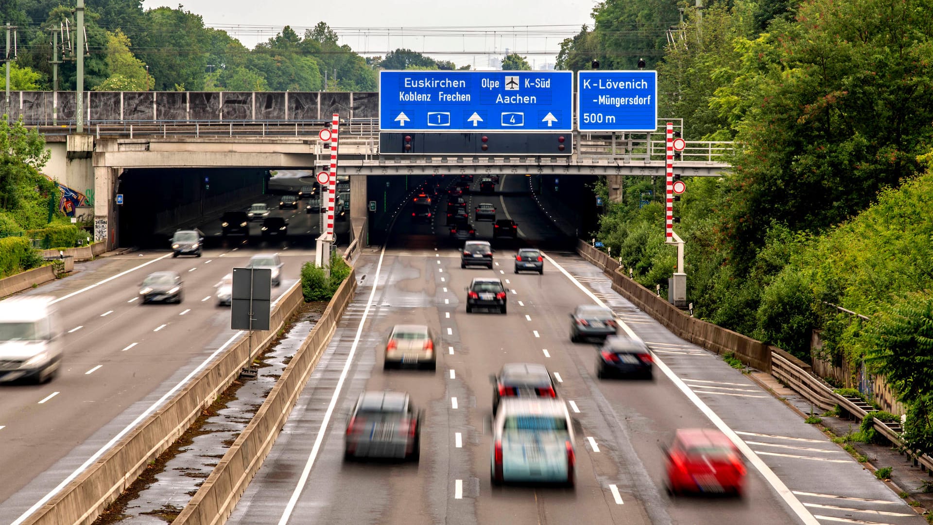 Autobahn 1: Welchen Einfluss hat das 9-Euro-Ticket auf das Stauniveau?